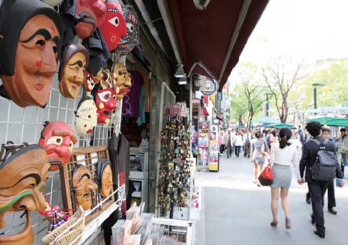 Insa-dong. Uno de los destinos más populares entre los turistas extranjeros en Seúl, el barrio está lleno de tiendas de antigüedades, galerías de arte, talleres artesanales, casas de té, restaurantes y bares tradicionales.