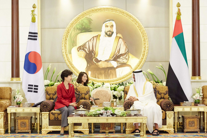 President Park Geun-hye (left) and Abu Dhabi's Crown Prince Sheikh Mohammad bin Zayed Al Nahyan hold a summit at the Al Mushrif Palace in Abu Dhabi on March 5. 