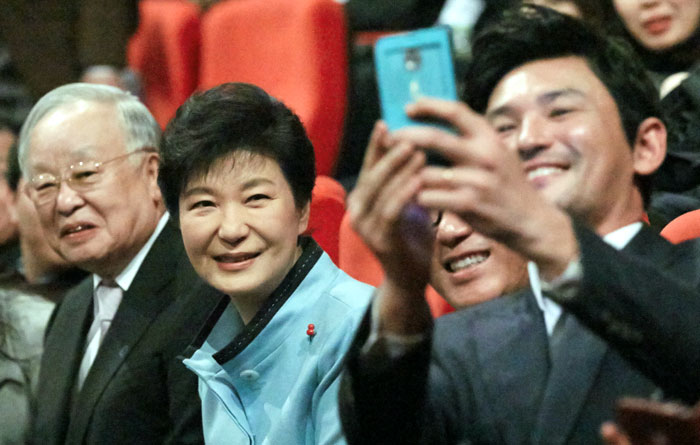 박근혜 대통령이 영화 ‘국제시장’의 주연배우 황정민의 ‘셀카’ 요청에 포즈를 취하고 있다. 
