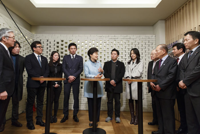 박근혜 대통령(가운데)이 28일 영화 ‘국제시장’의 윤제균 감독, 배우 황정민, 배우 김윤진을 포함한 영화계 주요 관계자들과 담소를 나누고 있다.