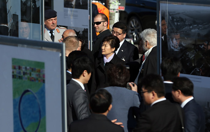 박근혜 대통령이 27일(현지시간) 베를린 이스트 사이드 갤러리에서 열린 'DMZ-그뤼네스 반트 사진전'을 감상하고 있다. 전한 기자