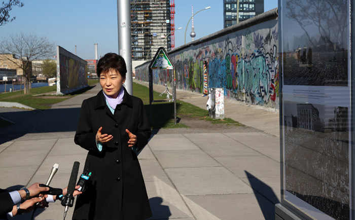 박근혜 대통령이 27일(현지시간) 베를린 이스트 사이드 갤러리를 방문해 베를린 장벽에 남겨진 작품과 'DMZ-그뤼네스 반트 사진전'을 감상한 뒤, 소감을 말하고 있다. 전한 기자 