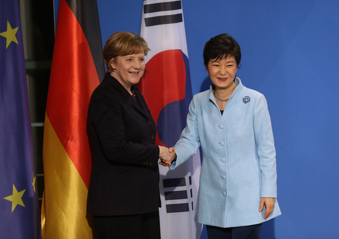 독일을 국빈 방문 중인 박근혜 대통령(오른쪽)이 26일 베를린에서 앙겔라 메르켈 총리와 정상회담을 마친 뒤 악수하고 있다. (사진: 연합뉴스)