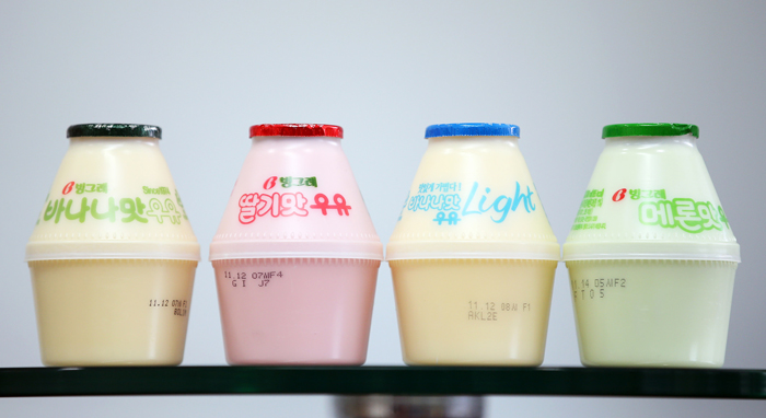 (왼쪽부터) 빙그레 바나나맛우유, 딸기맛우유, 바나나맛우유 라이트, 메론맛우유. 처음 출시된 바나나맛우유의 인기덕에 그 다음에 출시된 제품들도 인기를 끌고 있다. 