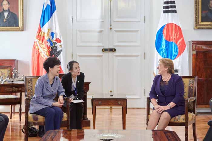 22일 칠레 산티아고 대통령궁에서 박근혜 대통령(가운데 왼쪽)이 미첼 바첼레트 칠레 대통령과 대화를 나누고 있다. 