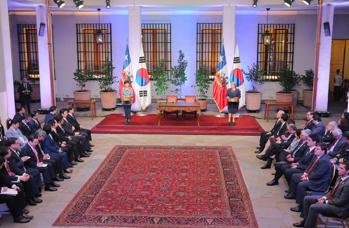 박근혜 대통령(가운데 왼쪽)은 미첼 바첼레트 칠레 대통령과의 공동기자회견에서 "지난 10년간 변화된 통상환경을 반영해 현 FTA를 업그레이드할 필요가 있다는데 공감했다"고 말했다. 
