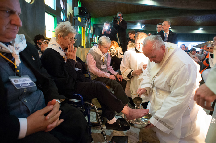 프란치스코 교황은 사흘간의 부활절 행사를 시작하는 '성목요일'인 17일 이탈리아 로마 외곽의 재활센터에서 열린 세족식에 참가했다. 이번 세족식은 사제가 아닌 사회적 약자들이 참여해 눈길을 끌었다. (사진: 연합뉴스) 