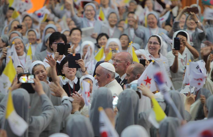 지난 16일 충북 음성의 꽃동네를 방문한 프란치스코 교황이 환영인파에 휩싸여 있다. 수많은 성직자들과 신자들이 모여 교황을 환영했다. 