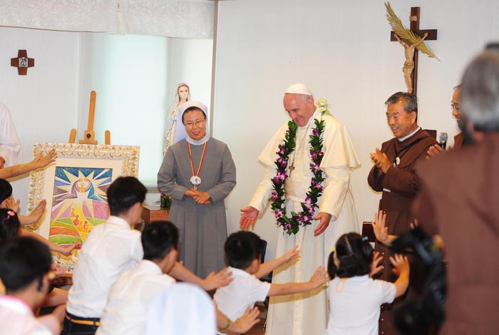 지난 16일 충북 음성의 종합복지시설인 꽃동네를 방문한 프란치스코 교황은 아이들로부터 따듯한 환영을 받고 이들의 공연을 지켜봤다. 