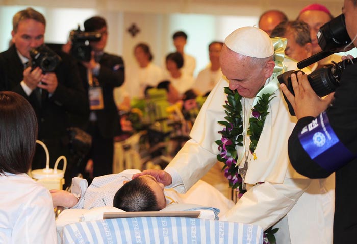 지난 16일 충북 음성의 꽃동네를 방문해 아픈 아이를 축복하는 프란치스코 교황 
