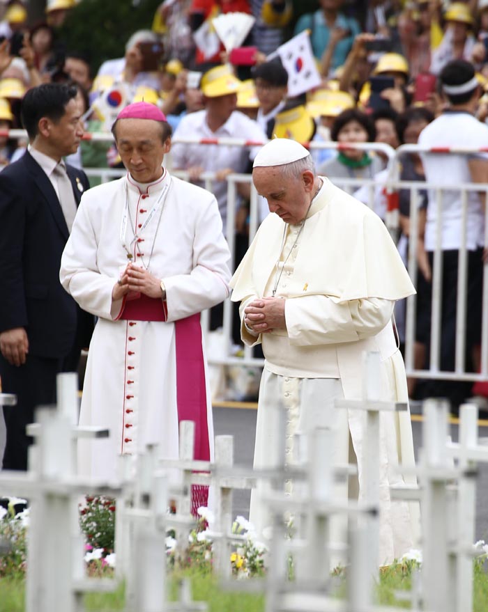 지난 16일 낙태로 인해 세상에 태어나지 못한 생명을 기리기 위해 만들어진 태아동산을 찾아 생명을 위한 기도를 드리는 프란치스코 교황 