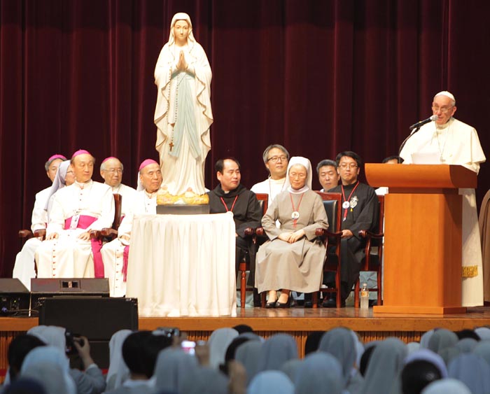 지난 16일 프란치스코 교황은 수도자들과의 만남에서 강론을 통해 공동체 생활과 청빈한 삶을 강조했다. 