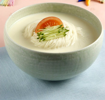  콩국수 (사진: 한국전통음식연구소 제공) 