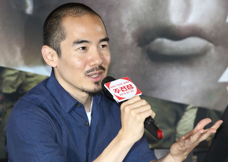 El director, Miki Dezaki se presenta en una rueda de prensa de su película documental Shusenjo: The Main Battleground of Comfort Women Issue, el 15 de julio en COEX, ubicado en el distrito de Gangnam-gu, Seúl. | Yonhap News