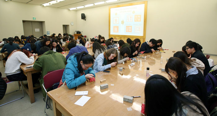 국립중앙박물관의 ‘한국의 문화를 느끼다’ 행사가 열린 28일 연세대학교 한국어학당 재학생들이 한국전통인장 만들기에 참여해 자신의 이름을 새기고 있다. 