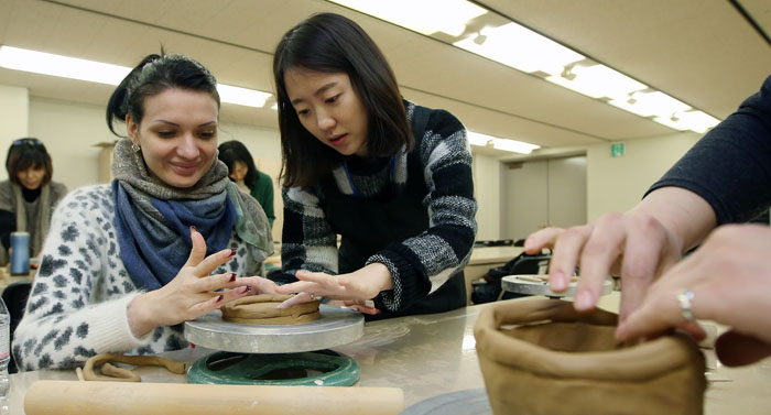한반도 국제대학원에 재학중인 엘레나 포포바 씨(왼쪽)가 28일 ‘한국의 문화를 느끼다’ 프로그램에 참여해 도자기를 빚고 있다. 