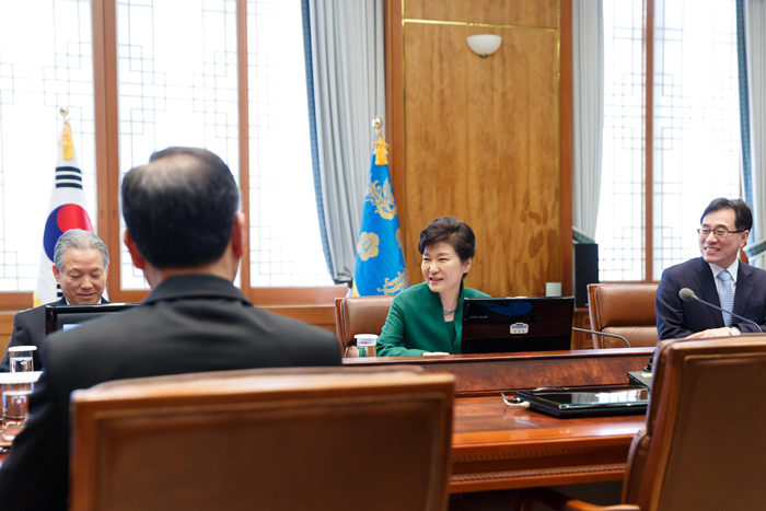 23일 열린 수석비서관회의에서 박근혜 대통령(가운데)은 경제활성화에 최우선 순위를 두겠다고 말했다. 