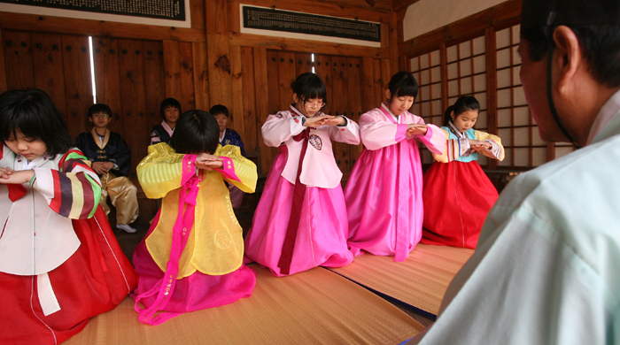 Niños practican una profunda reverencia -sebae -para honrar  a sus mayores en Seollal.
