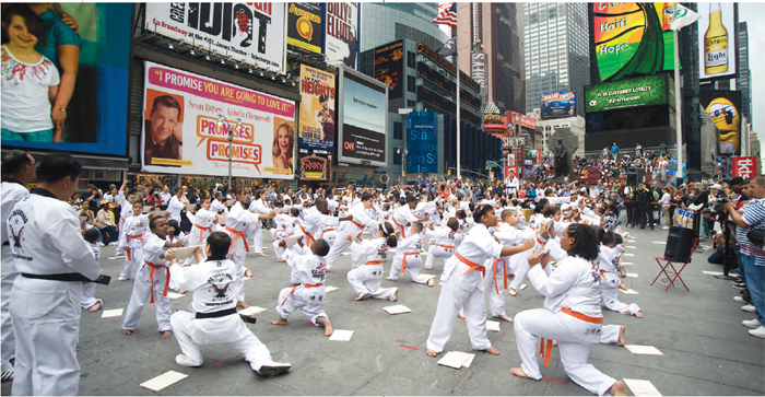 Una demostración de Taekwondo en Times Square en Nueva York