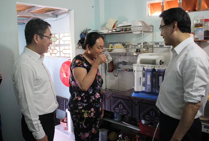 한국환경산업기술원 관계자들과 베트남 붕따우성 빈차우 마을 주민이 정수된 물을 마시고 있다. 