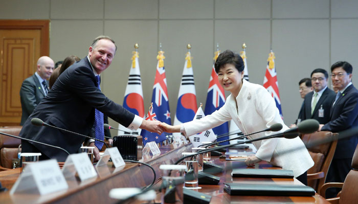 한국과 뉴질랜드 양국 정상이 정상회담에 임하고 있다. 