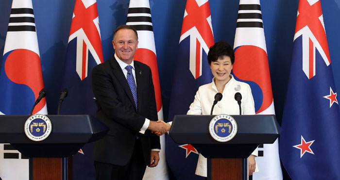 박근혜 대통령(오른쪽)과 존 키 뉴질랜드 총리가 23일 청와대에서 정상회담을 가진 후 회담결과를 설명하고 있다. 