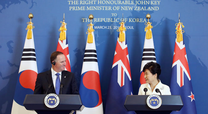 박근혜 대통령(오른쪽)과 존 키 뉴질랜드 총리가 23일 청와대에서 정상회담을 가진 후 기자회견을 갖고 있다.