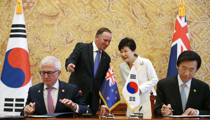 윤병세 외교부 장관(앞줄 오른쪽)과 티모시 그로서 통상장관(앞줄 왼쪽)이 박근혜 대통령(오른쪽 뒷줄)과 존 키 뉴질랜드 총리가 지켜보는 가운데 한국-뉴질랜드 FTA에 정식 서명하고 있다.