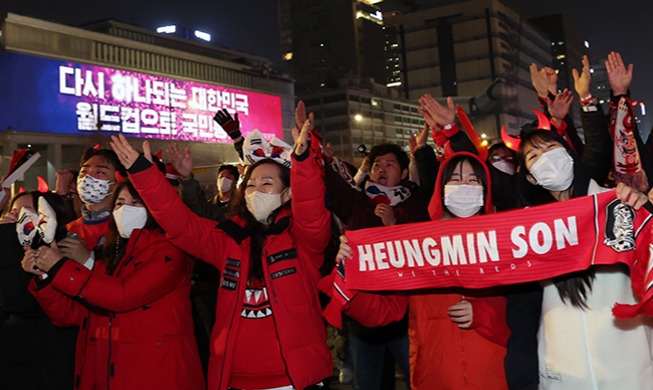 Los 'Diablos Rojos' animan en Seúl al equipo nacional con más pasión que en Catar