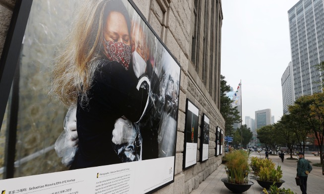 Se inaugura exposición con fotografías de la pandemia alrededor del mundo