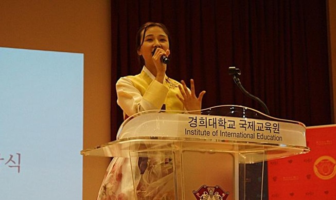 Unos extranjeros que residen en Corea del Sur demuestran sus habilidades en el idioma coreano