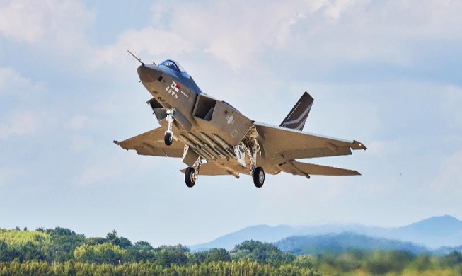 El avión de combate KF-21 de desarrollo nacional tiene éxito en su primer vuelo de prueba