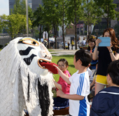 Visitantes acuden a Gwanghwamun los fines de semana
