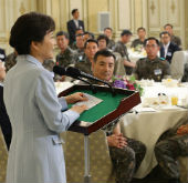 La presidenta celebra reunión con altos mandos militare