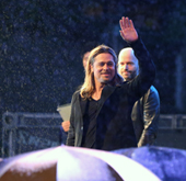 En Seúl, fans de Brad Pitt desafiaron la lluvia para ve