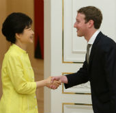La presidenta y el CEO de Facebook conversan sobre econ