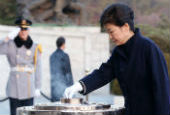 La presidenta Park visitó el Cementerio Nacional el Día de Año Nuevo 