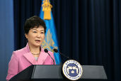 En rueda de prensa, la presidenta Park aborda los temas de la economía y la reunificación