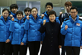 La presidenta Park Geun-hye, con los deportistas coreanos que irán a Sochi