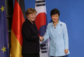 La presidenta Park Geun-hye y la líder de Alemania conversan sobre cooperación