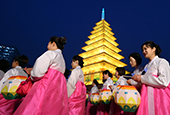 Se enciende gran farol en el centro de Seúl para conmemorar el nacimiento de Buda