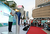 La ciudad de Seúl, iluminada por el paso de la antorcha de los Juegos Asiáticos 