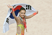 Son Yeon-jae gana medalla de oro en gimnasia rítmica en la Universiada de Gwangju
