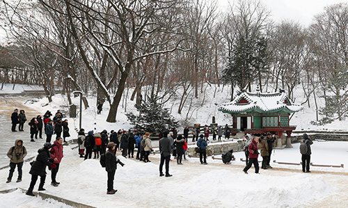 En medio de un paisaje invernal, palacios de Joseon dan la bienvenida a turistas en Seúl 