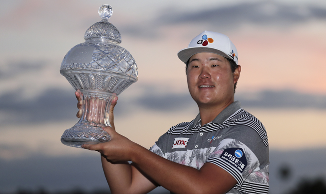 El golfista surcoreano Im Sung-jae celebra su primera victoria de la PGA