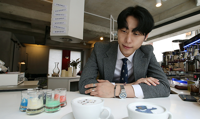 El barista Lee Kang Bin dibuja a Soohorang y Bandabi en una taza de café