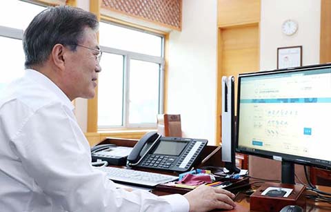 El presidente Moon compra entradas en línea para las Olimpiadas de PyeongChang 