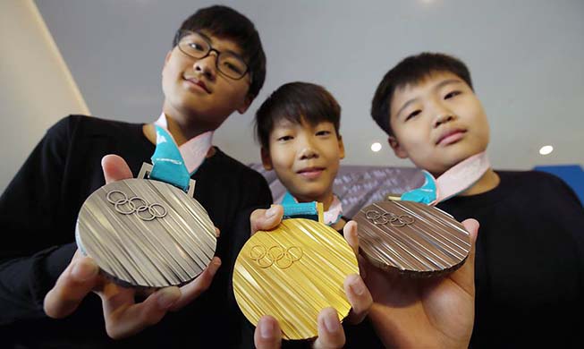Se presentan las medallas para las Olimpiadas de Invierno de PyeongChang en Seúl y Nueva York 