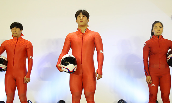 Se presentan al público los uniformes para el equipo coreano de bobsleigh y trineo simple de PyeongChang