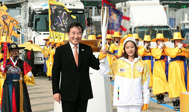 El relevo de la antorcha olímpica anuncia la cuenta atrás de 100 días para PyeongChang